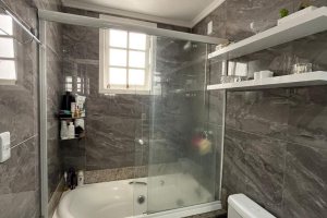 Apartamento à venda com 110m², 3 dormitórios, 1 suíte, 2 vagas, no bairro Menino Deus em Porto Alegre