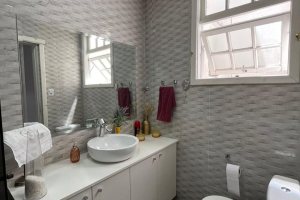 Apartamento à venda com 110m², 3 dormitórios, 1 suíte, 2 vagas, no bairro Menino Deus em Porto Alegre