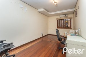 Casa à venda com 489m², 6 dormitórios, 1 suíte, 6 vagas, no bairro Tristeza em Porto Alegre