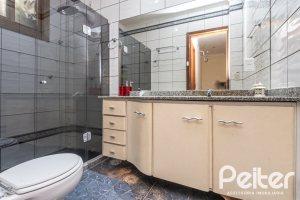 Casa à venda com 489m², 6 dormitórios, 1 suíte, 6 vagas, no bairro Tristeza em Porto Alegre