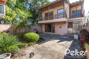 Casa à venda com 489m², 6 dormitórios, 1 suíte, 6 vagas, no bairro Tristeza em Porto Alegre