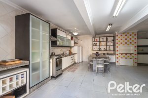 Casa à venda com 489m², 6 dormitórios, 1 suíte, 6 vagas, no bairro Tristeza em Porto Alegre