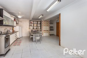 Casa à venda com 489m², 6 dormitórios, 1 suíte, 6 vagas, no bairro Tristeza em Porto Alegre
