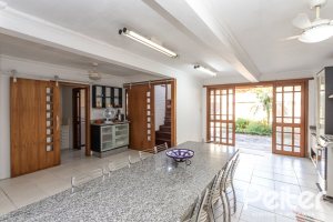 Casa à venda com 489m², 6 dormitórios, 1 suíte, 6 vagas, no bairro Tristeza em Porto Alegre