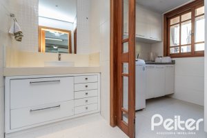 Casa à venda com 489m², 6 dormitórios, 1 suíte, 6 vagas, no bairro Tristeza em Porto Alegre