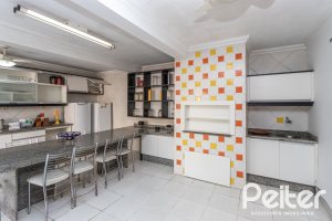 Casa à venda com 489m², 6 dormitórios, 1 suíte, 6 vagas, no bairro Tristeza em Porto Alegre