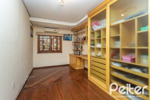 Casa à venda com 489m², 6 dormitórios, 1 suíte, 6 vagas, no bairro Tristeza em Porto Alegre