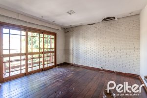 Casa à venda com 489m², 6 dormitórios, 1 suíte, 6 vagas, no bairro Tristeza em Porto Alegre