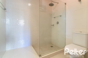 Casa à venda com 489m², 6 dormitórios, 1 suíte, 6 vagas, no bairro Tristeza em Porto Alegre