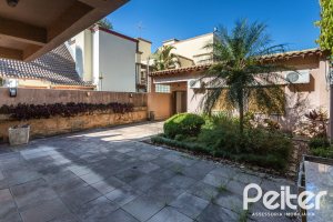 Casa à venda com 489m², 6 dormitórios, 1 suíte, 6 vagas, no bairro Tristeza em Porto Alegre