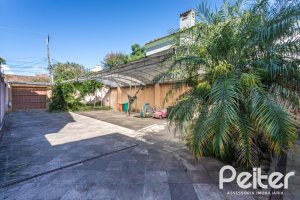 Casa à venda com 489m², 6 dormitórios, 1 suíte, 6 vagas, no bairro Tristeza em Porto Alegre