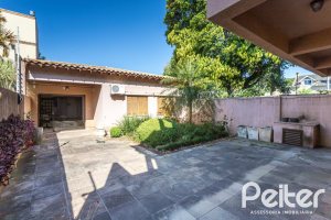 Casa à venda com 489m², 6 dormitórios, 1 suíte, 6 vagas, no bairro Tristeza em Porto Alegre