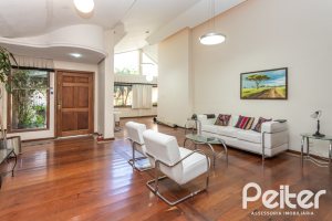 Casa à venda com 489m², 6 dormitórios, 1 suíte, 6 vagas, no bairro Tristeza em Porto Alegre