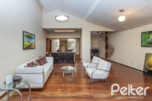 Casa à venda com 489m², 6 dormitórios, 1 suíte, 6 vagas, no bairro Tristeza em Porto Alegre