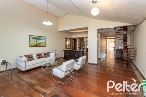 Casa à venda com 489m², 6 dormitórios, 1 suíte, 6 vagas, no bairro Tristeza em Porto Alegre