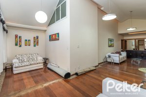 Casa à venda com 489m², 6 dormitórios, 1 suíte, 6 vagas, no bairro Tristeza em Porto Alegre