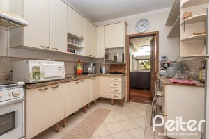 Casa à venda com 489m², 6 dormitórios, 1 suíte, 6 vagas, no bairro Tristeza em Porto Alegre