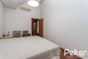 Casa à venda com 489m², 6 dormitórios, 1 suíte, 6 vagas, no bairro Tristeza em Porto Alegre