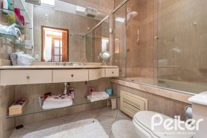 Casa à venda com 489m², 6 dormitórios, 1 suíte, 6 vagas, no bairro Tristeza em Porto Alegre