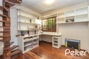 Casa à venda com 489m², 6 dormitórios, 1 suíte, 6 vagas, no bairro Tristeza em Porto Alegre