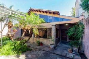 Casa à venda com 489m², 6 dormitórios, 1 suíte, 6 vagas, no bairro Tristeza em Porto Alegre