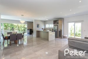 Casa em Condomínio à venda com 248m², 3 dormitórios, 2 suítes, 2 vagas, no bairro Alphaville em PORTO ALEGRE