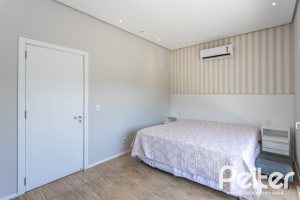 Casa em Condomínio à venda com 248m², 3 dormitórios, 2 suítes, 2 vagas, no bairro Alphaville em PORTO ALEGRE