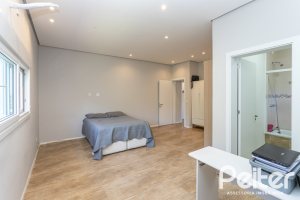 Casa em Condomínio à venda com 248m², 3 dormitórios, 2 suítes, 2 vagas, no bairro Alphaville em PORTO ALEGRE