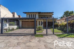 Casa à venda com 329m², 5 dormitórios, 3 suítes, 4 vagas, no bairro Vila Assunção em Porto Alegre
