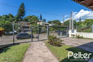 Casa à venda com 329m², 5 dormitórios, 3 suítes, 4 vagas, no bairro Vila Assunção em Porto Alegre