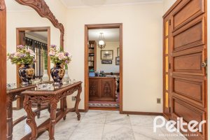 Casa à venda com 329m², 5 dormitórios, 3 suítes, 4 vagas, no bairro Vila Assunção em Porto Alegre