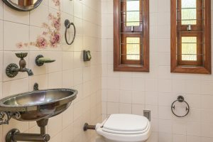 Casa à venda com 329m², 5 dormitórios, 3 suítes, 4 vagas, no bairro Vila Assunção em Porto Alegre