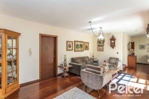 Casa à venda com 329m², 5 dormitórios, 3 suítes, 4 vagas, no bairro Vila Assunção em Porto Alegre