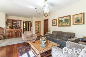 Casa à venda com 329m², 5 dormitórios, 3 suítes, 4 vagas, no bairro Vila Assunção em Porto Alegre