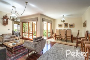 Casa à venda com 329m², 5 dormitórios, 3 suítes, 4 vagas, no bairro Vila Assunção em Porto Alegre