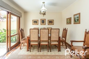 Casa à venda com 329m², 5 dormitórios, 3 suítes, 4 vagas, no bairro Vila Assunção em Porto Alegre