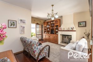 Casa à venda com 329m², 5 dormitórios, 3 suítes, 4 vagas, no bairro Vila Assunção em Porto Alegre