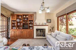 Casa à venda com 329m², 5 dormitórios, 3 suítes, 4 vagas, no bairro Vila Assunção em Porto Alegre