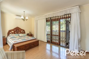 Casa à venda com 329m², 5 dormitórios, 3 suítes, 4 vagas, no bairro Vila Assunção em Porto Alegre