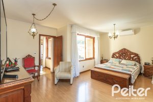 Casa à venda com 329m², 5 dormitórios, 3 suítes, 4 vagas, no bairro Vila Assunção em Porto Alegre