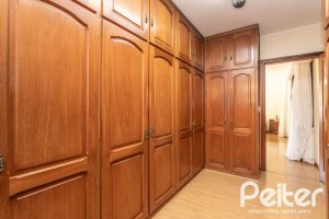 Casa à venda com 329m², 5 dormitórios, 3 suítes, 4 vagas, no bairro Vila Assunção em Porto Alegre