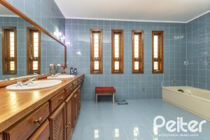 Casa à venda com 329m², 5 dormitórios, 3 suítes, 4 vagas, no bairro Vila Assunção em Porto Alegre