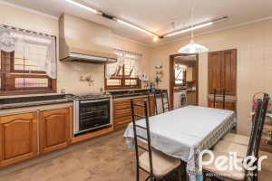 Casa à venda com 329m², 5 dormitórios, 3 suítes, 4 vagas, no bairro Vila Assunção em Porto Alegre