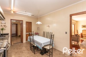 Casa à venda com 329m², 5 dormitórios, 3 suítes, 4 vagas, no bairro Vila Assunção em Porto Alegre