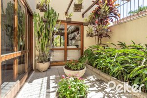 Casa à venda com 329m², 5 dormitórios, 3 suítes, 4 vagas, no bairro Vila Assunção em Porto Alegre