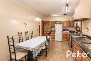 Casa à venda com 329m², 5 dormitórios, 3 suítes, 4 vagas, no bairro Vila Assunção em Porto Alegre