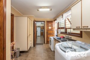 Casa à venda com 329m², 5 dormitórios, 3 suítes, 4 vagas, no bairro Vila Assunção em Porto Alegre