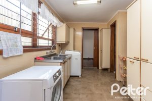 Casa à venda com 329m², 5 dormitórios, 3 suítes, 4 vagas, no bairro Vila Assunção em Porto Alegre