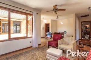 Casa à venda com 329m², 5 dormitórios, 3 suítes, 4 vagas, no bairro Vila Assunção em Porto Alegre