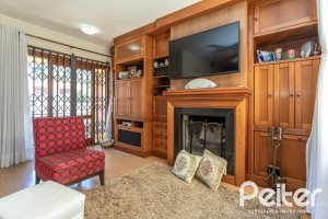 Casa à venda com 329m², 5 dormitórios, 3 suítes, 4 vagas, no bairro Vila Assunção em Porto Alegre